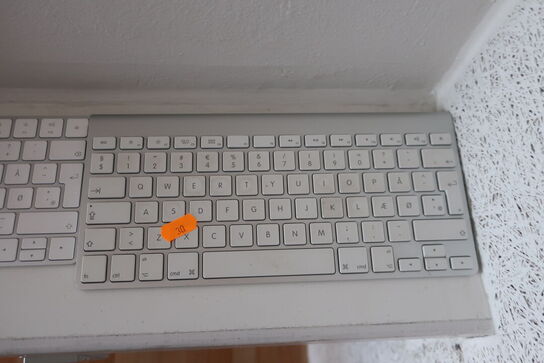 2 stk. tastatur samt mousepad APPLE A1314, A1644, A1339