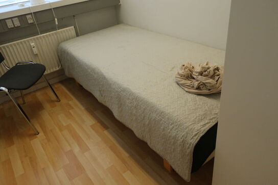 Seng, reol, stol, bordlampe samt spejl