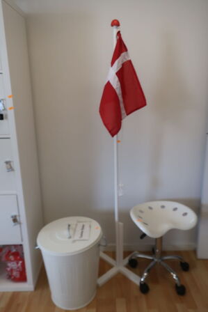 Fødselsdagsflag, stol, spand