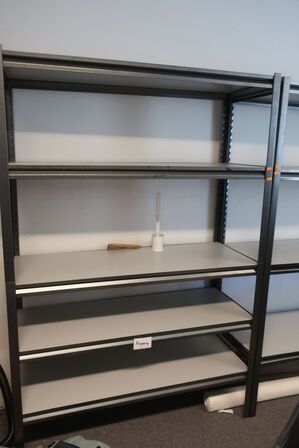 Lagerreol uden indhold