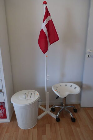 Fødselsdagsflag, stol, spand