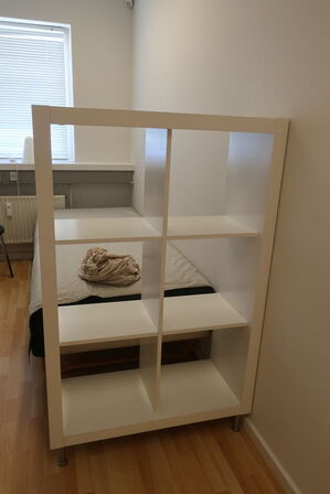 Seng, reol, stol, bordlampe samt spejl