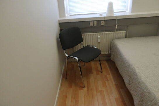 Seng, reol, stol, bordlampe samt spejl