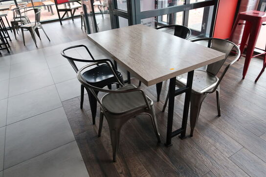 2 stk. borde med 8 stk. stole samt