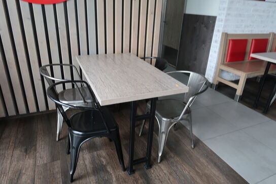 2 stk. borde med 8 stk. stole samt