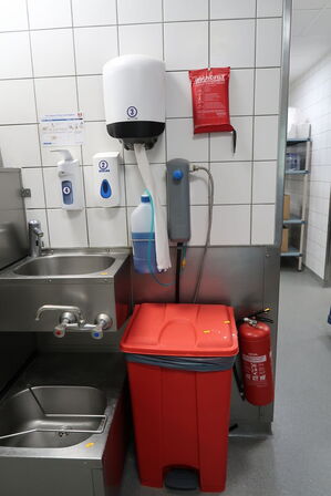 Skraldespand samt ildslukker