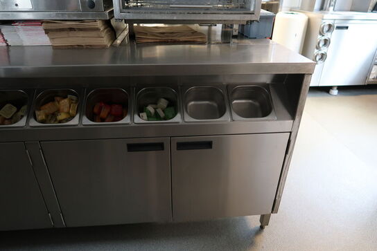 Rustfri stålbord med div. Indhold