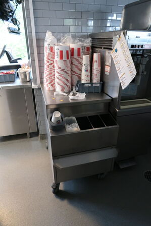 Rustfri stålbord med div. Engangsservice