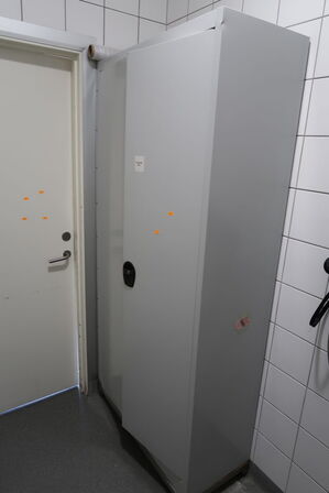 Stålskab med div. Rengøringsmidler