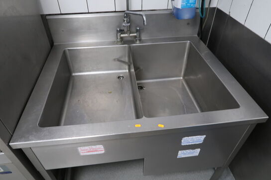 Rustfri stålvaske med armatur