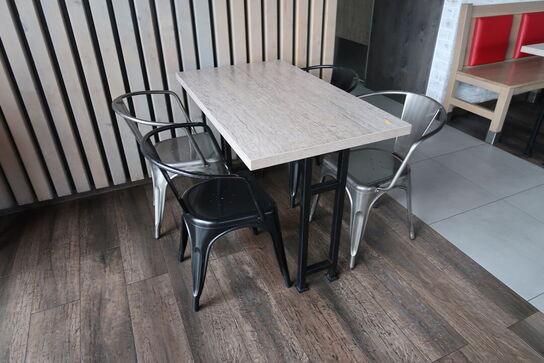 2 stk. borde med 8 stk. stole samt