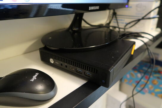 Computerskærm SAMSUNG, computer HP MP9, tastatur og mus