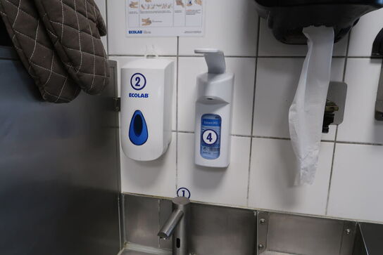 Vaskestation, papirdispenser, sæbedispenser m.m.