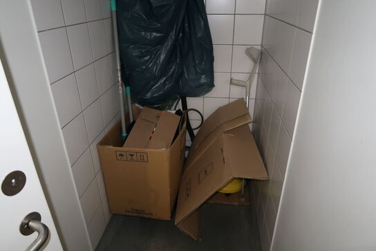 Omklædningsskab, støvsuger m.m.