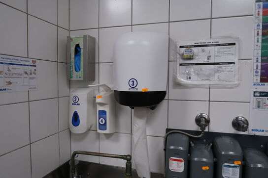 Vaskestation, papirdispenser, sæbedispenser m.m.