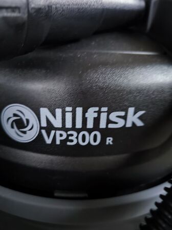 Støvsuger NILFISK VP300 HEPA R - Sort (Se beskrivelse)