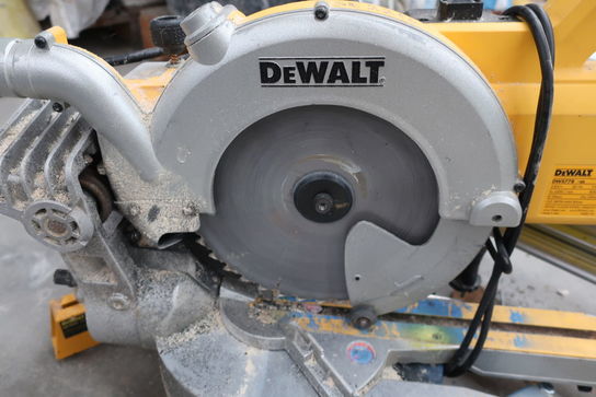 Kap-/geringssav DEWALT DWS778-QS med arbejdsbord