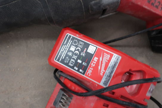 Akku bajonetsav MILWAUKEE M18 FSC med batteri og lader