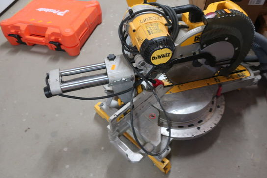 Kap-/geringssav DEWALT DWS780-QS med arbejdsbord DEWALT