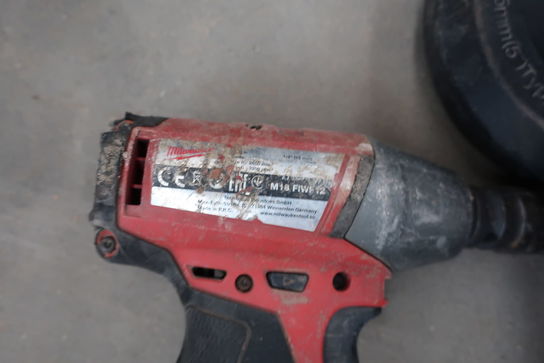 Akku slagnøgle MILWAUKEE M18 FIWF 12, akku vinkelsliber MILWAUKEE M18 FSAG125X med 2 stk. Batterier og lader