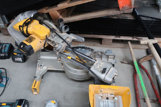 Kap-/geringssav DEWALT DW712N-QS med arbejdsbord