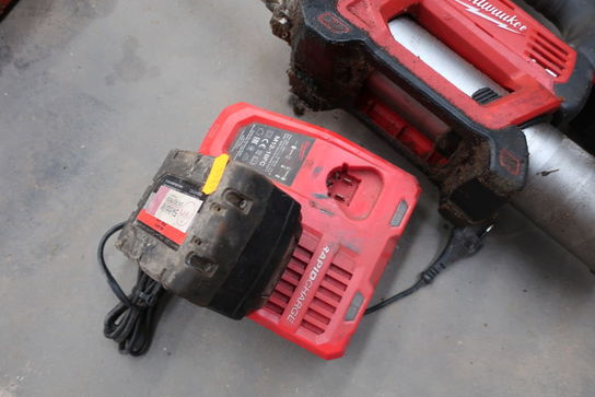 Akku fedtpresse MILWAUKEE M18 GG med 2 stk. batterier og lader