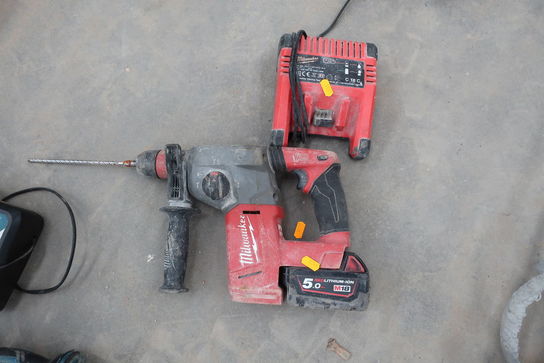 Akku borehammer MILWAUKEE M18 CHX med batteri og lader