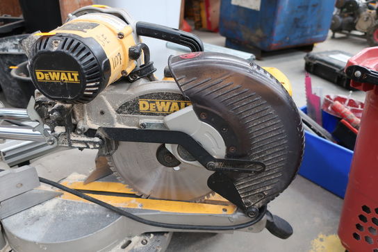 Kap-/geringssav DEWALT DW717XPS-QS med arbejdsbord