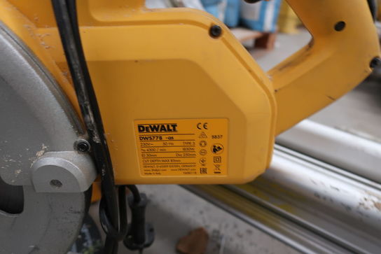 Kap-/geringssav DEWALT DWS778-QS med arbejdsbord