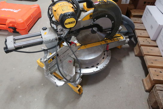 Kap-/geringssav DEWALT DWS780-QS med arbejdsbord DEWALT