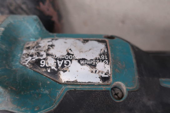 Akku vinkelsliber MAKITA DGA506, akku lygte MAKITA med 2 stk. batterier