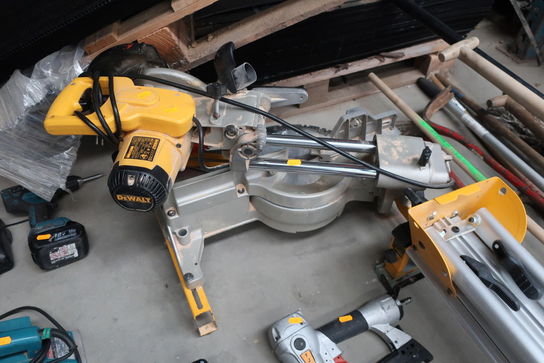 Kap-/geringssav DEWALT DW712N-QS med arbejdsbord