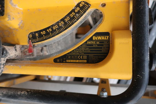 Bordrundsav DEWALT DW745-QS med arbejdsbord