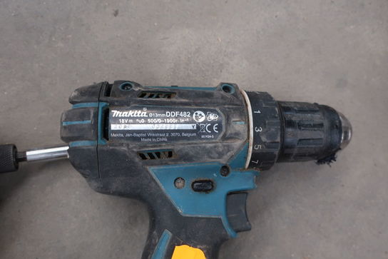 2 stk. akku bore/skruemaskiner MAKITA DDF482, DTD154 med 2 stk. batterier og lader