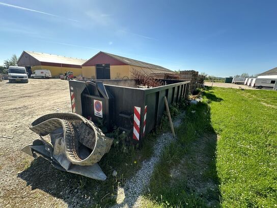 20 fods åben container med indhold 