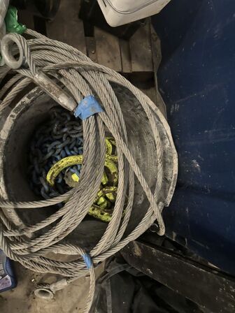 Palle med diverse wire, løftebeslag mv.