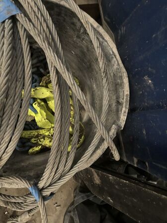 Palle med diverse wire, løftebeslag mv.