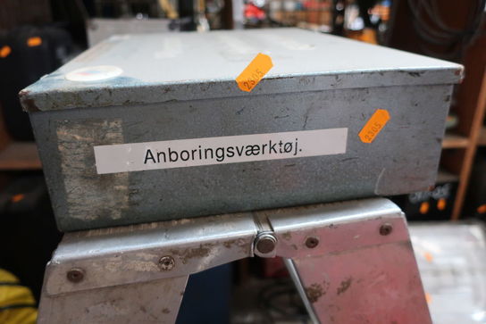 Kasse med anboringsværktøj