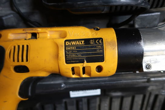 Akku pladesaks DEWALT DW941 med 2 stk. batterier og lader