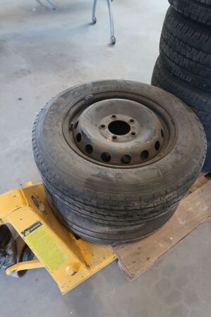 2 stk. fælge med dæk 215x65R16