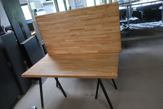 2 stk. borde med massiv bordplade