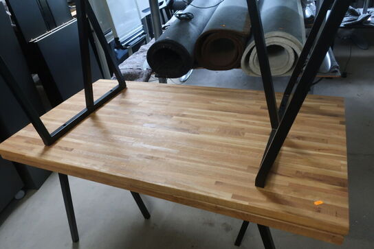 2 stk. borde med massiv bordplade