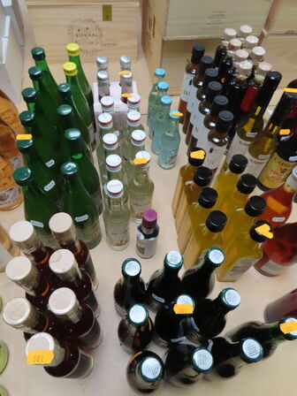 Div. flasker med bl.a. edikke og saft