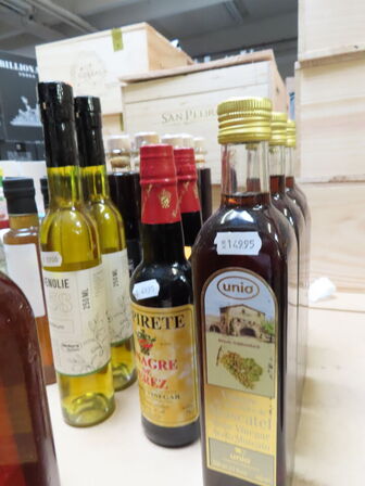 Div. flasker med bl.a. edikke og saft