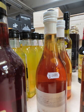 Div. flasker med bl.a. edikke og saft