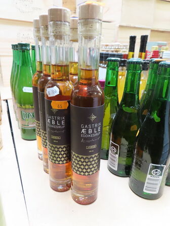Div. flasker med bl.a. edikke og saft