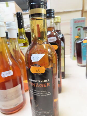 Div. flasker med bl.a. edikke og saft