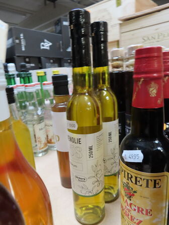 Div. flasker med bl.a. edikke og saft