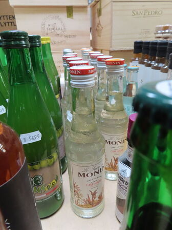 Div. flasker med bl.a. edikke og saft