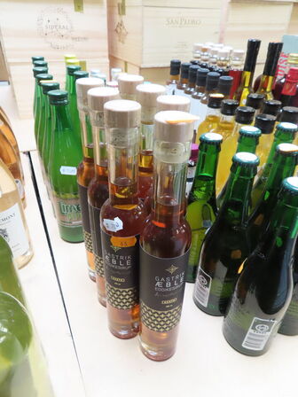 Div. flasker med bl.a. edikke og saft